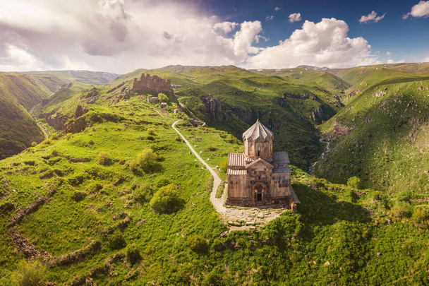 Atemberaubende Aussicht und Aussicht auf die berühmte Festung Amberd und die Vahramashen-Kirche in Armenien. Es sitzt auf der Klippe mit Arkashian River tief in der Schlucht - Foto, Bild