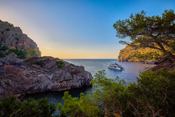 Όμορφο τοπίο με μια ακτή της θάλασσας στο νησί της Πάλμα ντε Μαγιόρκα. - Φωτογραφία, εικόνα