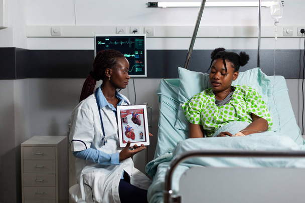 Orvosa afro-amerikai etnikum holding tabletta - Fotó, kép