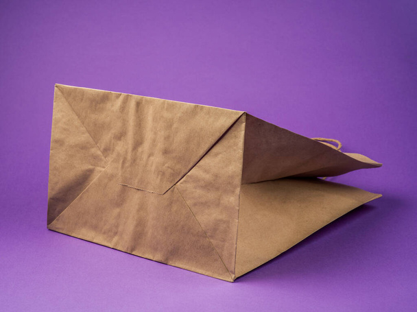 Una bolsa marrón en blanco aislada - Foto, Imagen