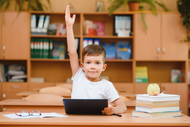 school boy using tablet compute in classroom - Zdjęcie, obraz