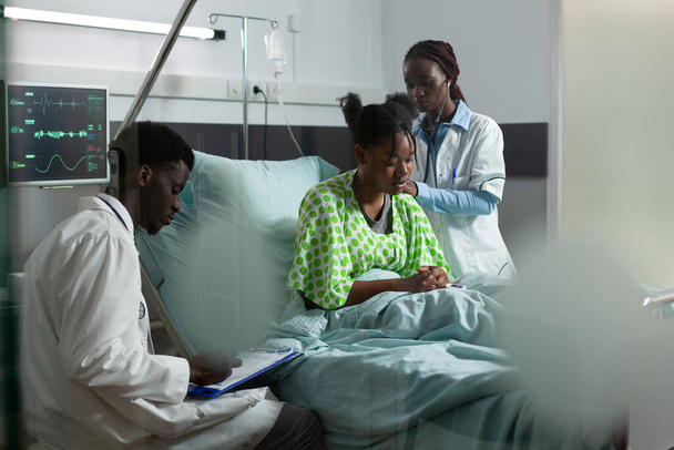 Afrikai-amerikai orvosi csapat dolgozik a gyógyító beteg - Fotó, kép