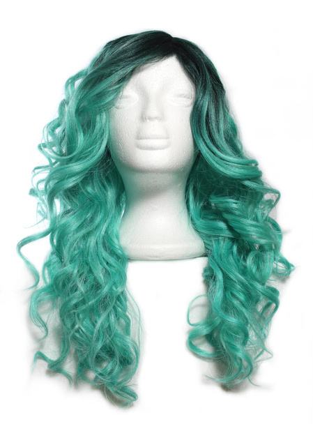 Zwart met groene Wig op mannequin hoofd op wit - Foto, afbeelding