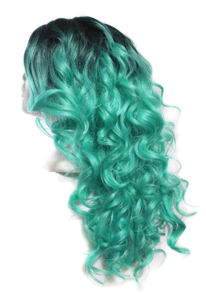 Μαύρο με πράσινη περούκα στο κεφάλι μανεκέν στο λευκό - Φωτογραφία, εικόνα