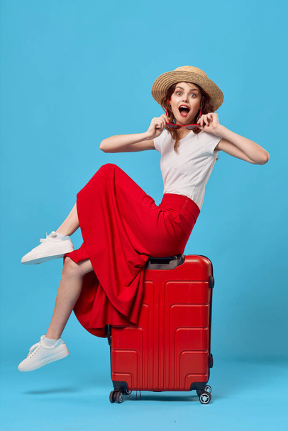 mujer turista rojo maleta vacaciones diversión gafas de sol viaje - Foto, Imagen