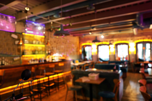 Φωτεινή θολή άποψη του σύγχρονου εσωτερικού μπαρ - Φωτογραφία, εικόνα