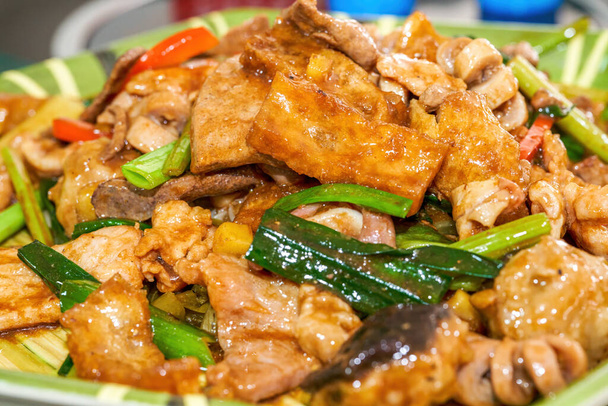 Ένα νόστιμο κινέζικο πιάτο, ανακατέψτε τηγανητά εντόσθια χοιρινού και χοιρινό - Φωτογραφία, εικόνα