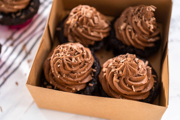 Pakkaus suklaa cupcakes suklaa ganache kuorrutus paperi cupcake laatikko. - Valokuva, kuva