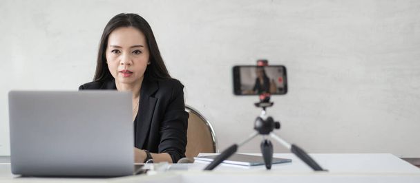Felnőtt ázsiai női főiskolai tanár tanít online keresztül videokonferencia találkozó a diákok otthon. Mosolygó ázsiai női tutor miután video hívás a diákok. - Fotó, kép