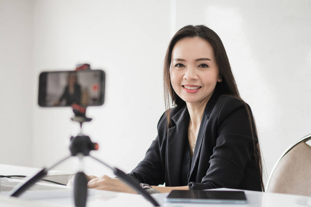Professora universitária asiática adulta ensinando on-line via videoconferência para estudantes em casa. Sorrindo Asiático tutor feminino ter chamada de vídeo com os alunos. - Foto, Imagem