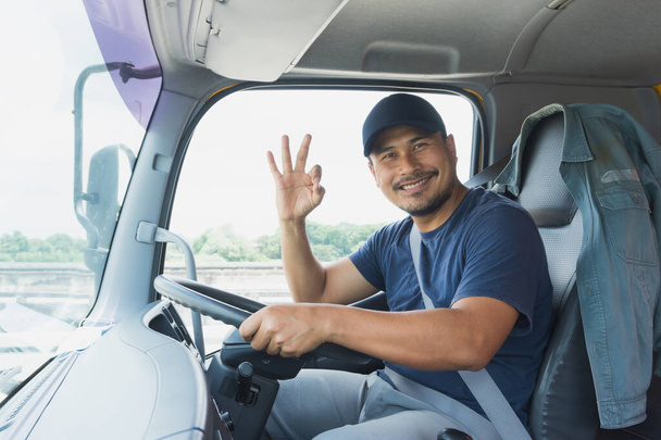 boldog mosolygós büszke magabiztos ázsiai fiatalember szakáll professzionális kamionsofőr üzleti hosszú szállítás. férfi tulajdonos kisvállalkozás szállítás fuvarozás vezetés és az áruk szállítása a raktárba. - Fotó, kép