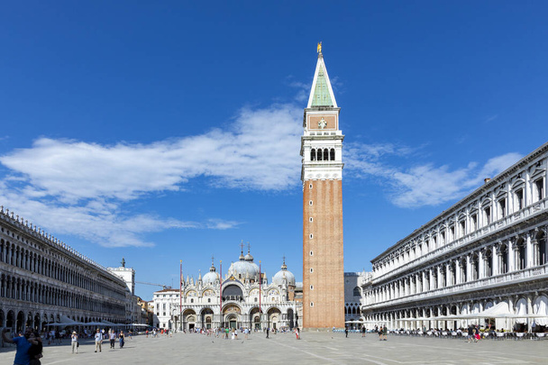 Βενετία, Ιταλία - 2 Ιουλίου 2021: οι άνθρωποι απολαμβάνουν να επισκέπτονται την πλατεία του Αγίου Μάρκου με campanile και βασιλική στη Βενετία, Ιταλία. - Φωτογραφία, εικόνα