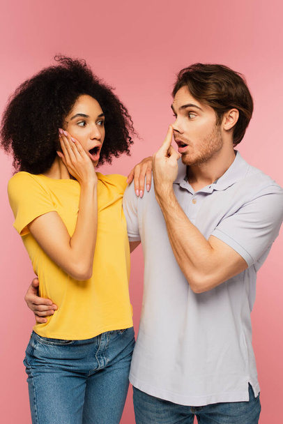 hämmästynyt latino nainen katselee poikaystävä irvistys koskettaessaan nenä eristetty vaaleanpunainen - Valokuva, kuva