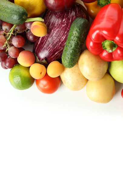Különböző zöldségek és gyümölcsök izolált fehér alapon - Fotó, kép