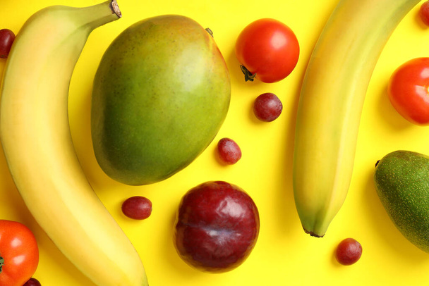 Conjunto de diferentes vegetais e frutas no fundo amarelo - Foto, Imagem