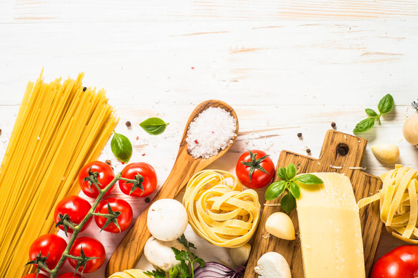 Italienisches Essen Hintergrund am weißen Küchentisch. - Foto, Bild