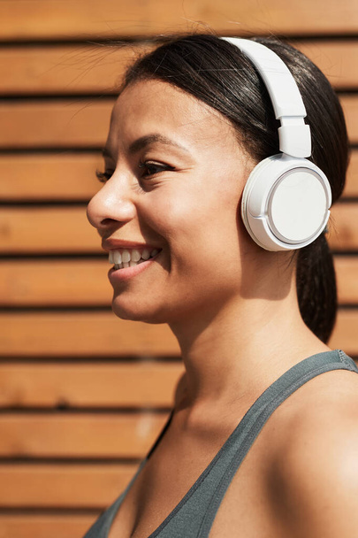 Mujer con auriculares escuchando música
 - Foto, imagen