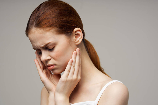 donna aggrappata al dolore al viso nel trattamento dei denti in studio - Foto, immagini