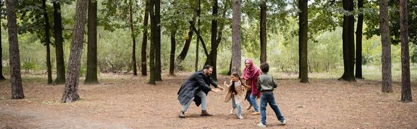 Arab család játszik őszi parkban, banner  - Fotó, kép