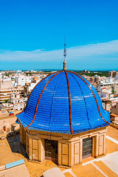Синій купол базиліки церкви Санта Марія в Ельче (Іспанія) і вигляд старого міста. - Фото, зображення