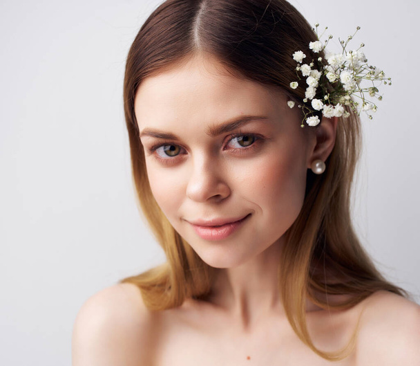 pretty woman flower in hair fashion cropped view - Photo, Image
