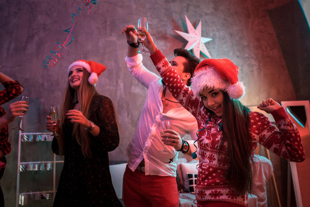Fiatalok pohár pezsgő karácsonyi party - Fotó, kép