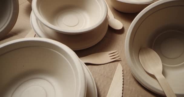 eco amigável utensílios de mesa descartáveis. pratos de papel reciclado e talheres de madeira - Filmagem, Vídeo