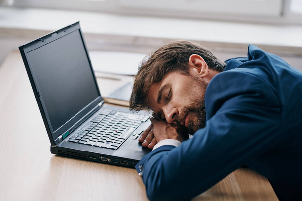 business man sleeping in front of laptop at his desk office - Foto, immagini