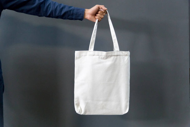 Homme tenant sac toile tissu pour maquette, écologie Concept. - Photo, image