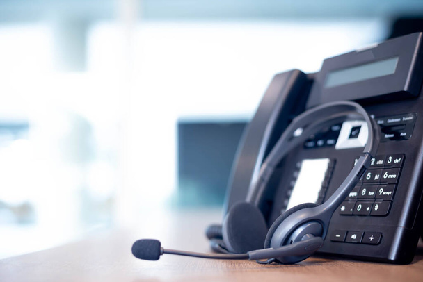 Kommunikationsunterstützung, Call Center und Kundenservice Helpdesk. VOIP-Headset für das Konzept des Kundendienstes (Call Center) - Foto, Bild