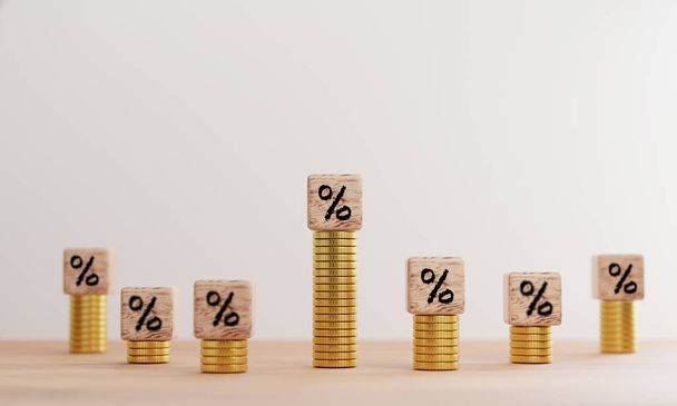 Percentage teken afdrukscherm op houten en munten stapelen voor het verhogen van de rente winstgroei en de verkoop bedrag succes door 3d render. - Foto, afbeelding
