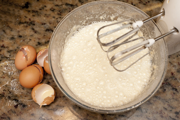 Mélanger la pâte dans un bol mélangeur
 - Photo, image