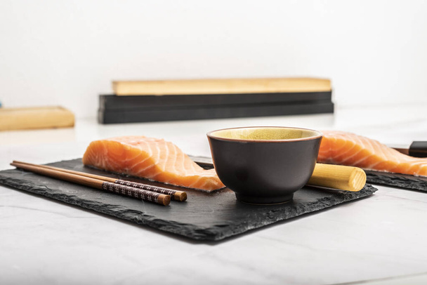 Lomos de salmón para cocinar sushi y sashimi. pescado crudo - Foto, Imagen