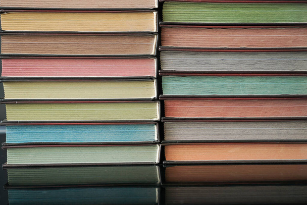 Montón de libros con páginas en color de cerca  - Foto, imagen