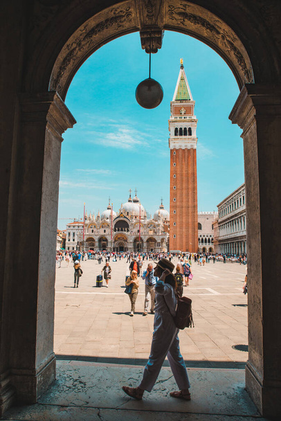 Venedik İtalya san işaretleri meydanının çan kulesi önünde kadın - Fotoğraf, Görsel