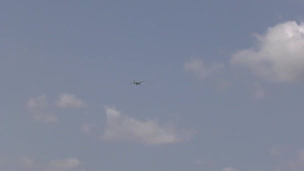 Aereo propulsore in avvicinamento sopra l'aeroporto - Filmati, video