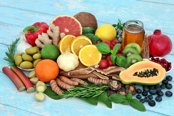 Alimentos saudáveis para suporte do sistema imunológico com legumes, frutas, mel, ervas e especiarias. Alimentos saudáveis muito ricos em antioxidantes, antocayaninas, proteínas, fibras, vitaminas, licopeno, minerais e ómega-3.  - Foto, Imagem