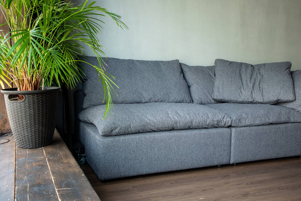 sofá leve estofado macio com módulos no interior com uma janela panorâmica - Foto, Imagem
