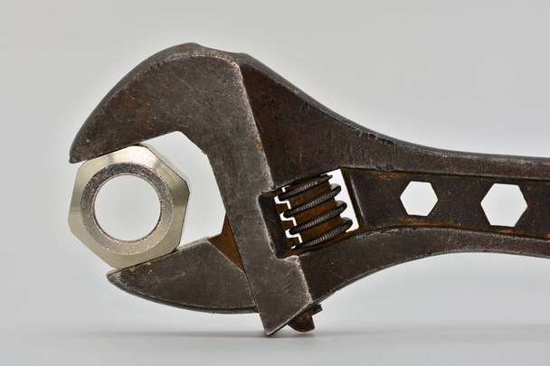 Деталь регулируемого гаечного ключа с гайкой - Фото, изображение