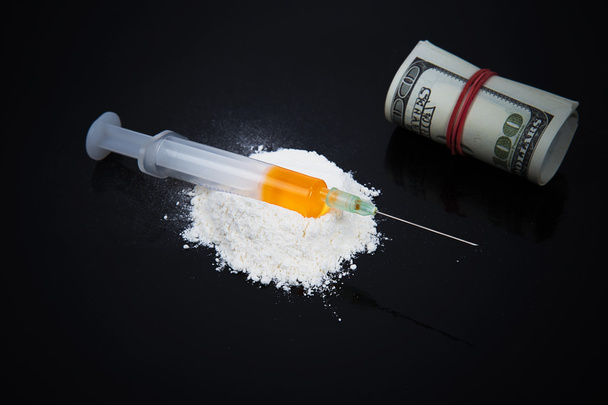 kokaint kábítószer heap fecskendő és dollárt - Fotó, kép