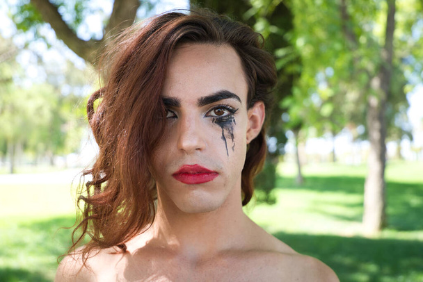 νεαρή Λατίνα και τρανσέξουαλ γυναίκα ντυμένες με ωραία μαύρα εσώρουχα. Η γυναίκα ποζάρει για την κάμερα με τη μάσκαρα της μουτζουρωμένη από το κλάμα λόγω διακρίσεων. Αντίληψη ποικιλομορφία, τρανσέξουαλ, ομοφοβία - Φωτογραφία, εικόνα