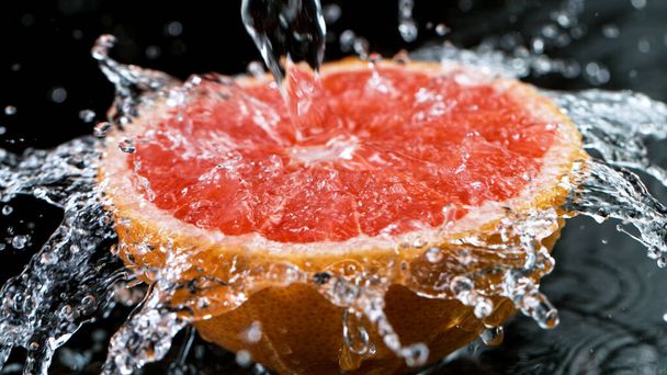Freeze Motion Shot of Fresh Grapefruit with Water Splash - Foto, afbeelding