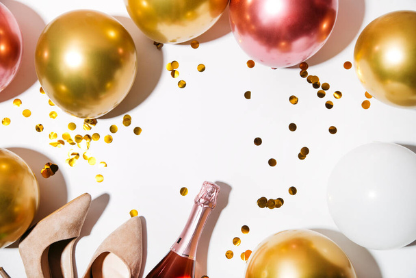 шампанское и конфетти на белом фоне - Фото, изображение