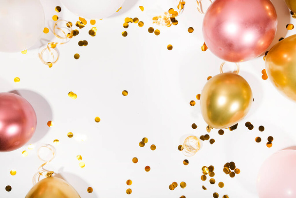 Fondo festivo con globos dorados y confeti. - Foto, imagen