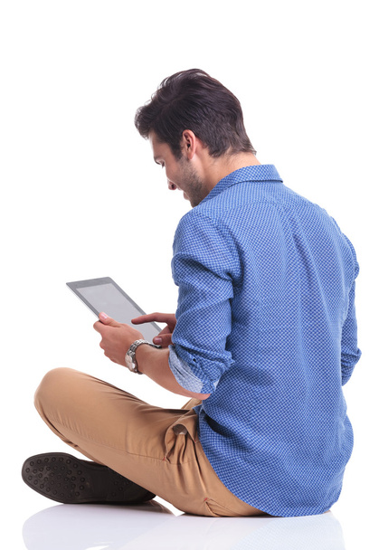 vue arrière latérale d'un homme travaillant sur tablette
 - Photo, image