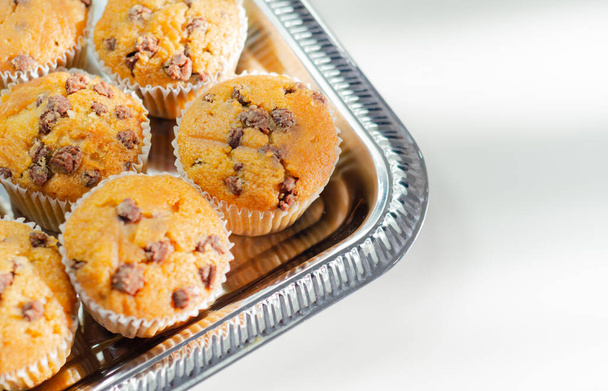 Délicieux muffins à la vanille avec pépites de chocolat, mini pâtisseries fraîchement cuites, dessert délicieux - Photo, image