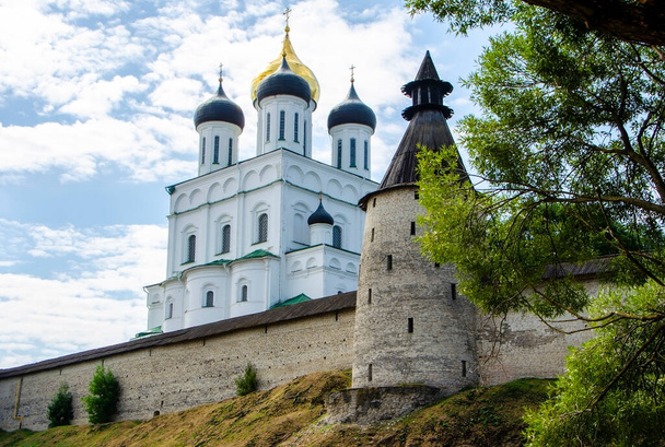 View of the Holy Trinity Cathedral and the walls of the Kremlin in Pskov, Russia - 写真・画像
