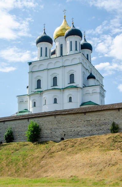 View of the Holy Trinity Cathedral and the walls of the Kremlin in Pskov, Russia - Foto, immagini