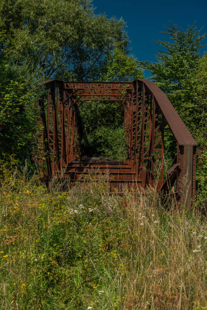 Старый железнодорожный мост возле деревни Липтовская Порубка в летний жаркий день - Фото, изображение