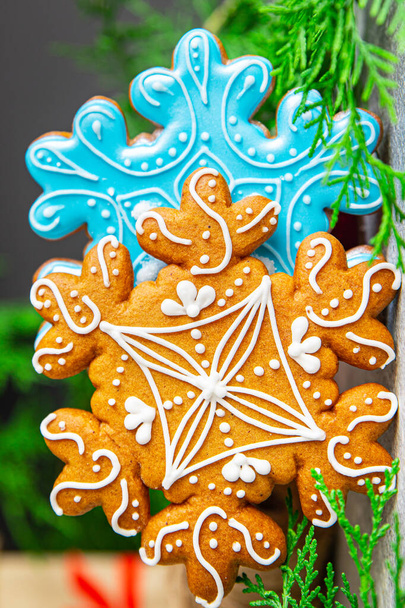 mézeskalács karácsonyi kártya új év házi készítésű gyönyörű sütemények édes desszert hangulat élelmiszer háttér rusztikus felülnézet másolás tér ünnep dekoráció ajándék - Fotó, kép